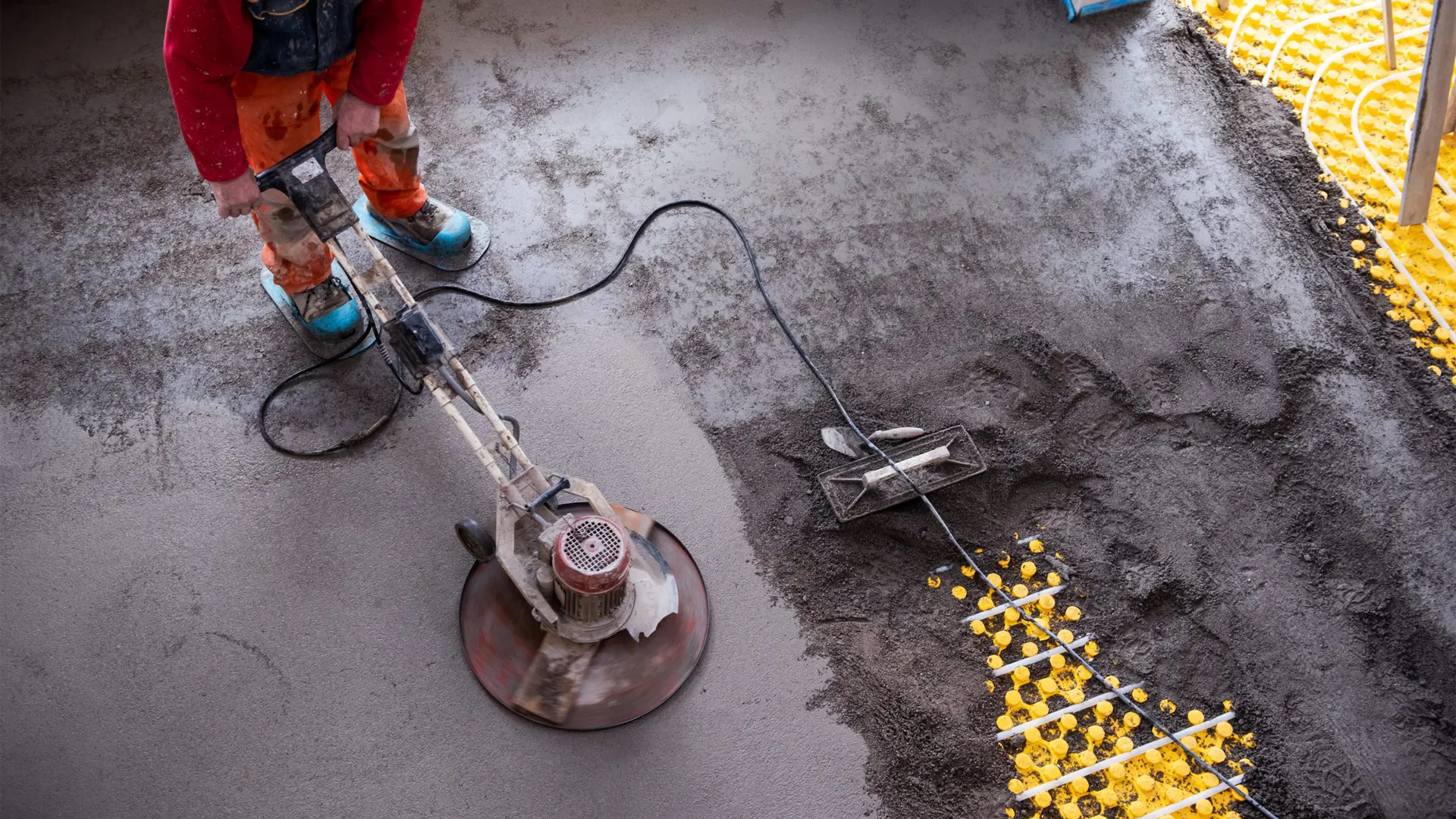 Mechanized semi-dry floor screed